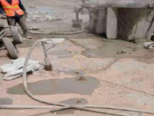 临桂水泥混凝土路面板底注浆技术 路面脱空注浆整治方案